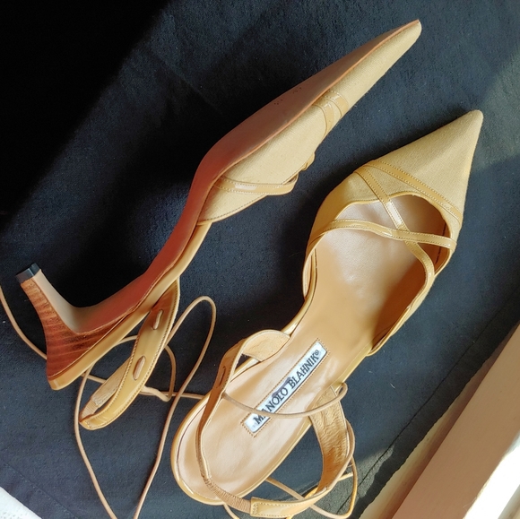 Manolo Blahnik tan linen kitten heel slingbacks, patent leather trim - Picture 2 of 5